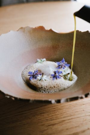Kohlrabi, borage, walnuts and celery voilage 
🌱 Entropy restaurant, plant based gastronomy 
🍀Young chef of the Year 2025 for Brussels
🌱Discovery of the year 2023 at Entropy in Brussels