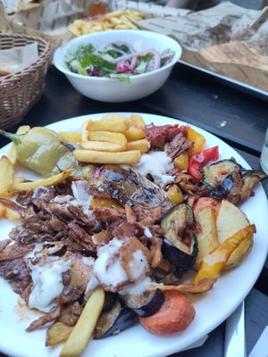 Beilage Salat and Donner Teller after several bites at doen doen® kebap in Stuttgart