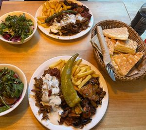 2x veganer Dönerteller  at doen doen® kebap in Stuttgart