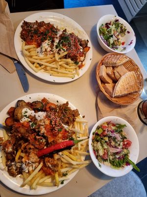 Der größte Dönerteller, den wir gesehen haben... kleinere Portionen wären besser at doen doen® kebap in Stuttgart