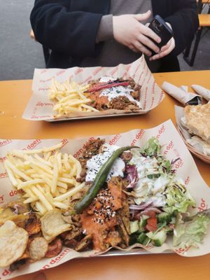 Dönerteller einmal mit und einmal ohne Gemüse at doen doen® kebap in Stuttgart
