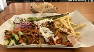 Doen doen Teller mit fries  at doen doen® kebap in Stuttgart