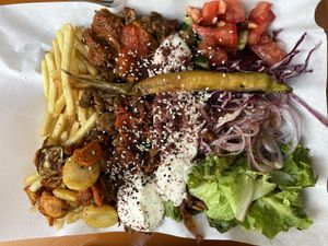 doen doen Teller (zusätzlich wird geschnittenes Fladenbrot gereicht)  at doen doen® kebap in Stuttgart