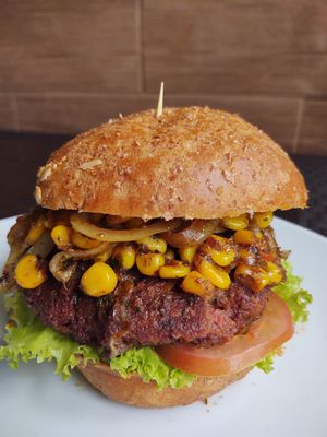 Hamburguesa veraniega at La Villa 99 in Bogota