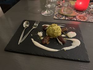 Vanilleeis mit Pistaziencrunch und Datteln   at Ollis Restaurant in Herne
