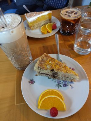 Iced Latte, Iced Amerikano, Milchreis Pflaume Kuchen und Apfelkuchen at Café Kollwitz  in Leipzig