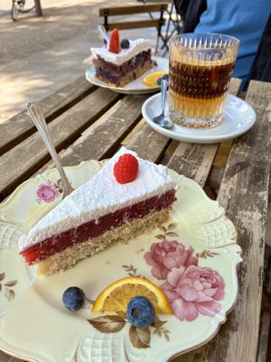 Kokos-Himbeer-Torte & Iced Latte (vorn) sowie Erdbeer-Minz-Torte & Espresso Tonic hinten ⭐️⭐️⭐️⭐️⭐️  at Café Kollwitz  in Leipzig