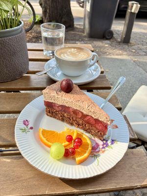 Schoko-Kirsch-Torte (vegan), Flat White mit Hafermilch & frisches Wasser 👍  at Café Kollwitz  in Leipzig