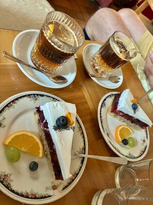 Espresso Tonic & Mango-Blaubeer-Torte 🥭🫐  at Café Kollwitz  in Leipzig