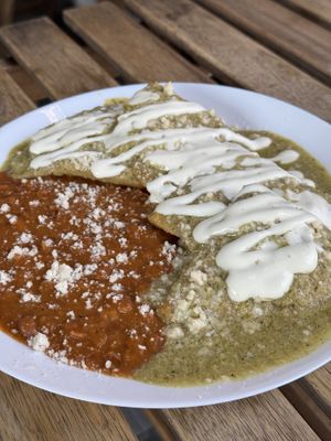 Muy delicioso los chilaquiles rellenos de quesos 🤤  at Veganiztlán in Mexico City