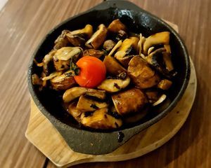 Cogumelos à Bulhão Pato at Restaurante Lago in Santa Maria Da Feira