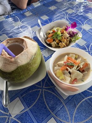 Vegane Kokos-Gemüse Suppe. Pfeffertofu. Beides sehr lecker.   at Mama Kitchen in Ao Nang