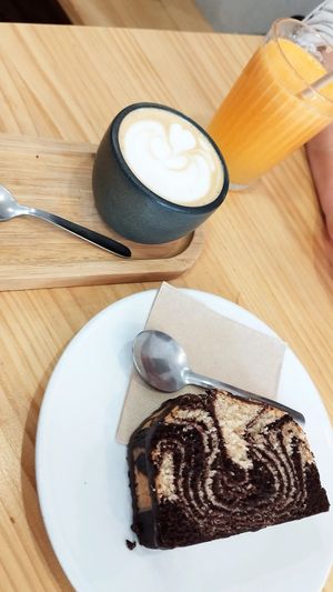 Vegan cake and oat milk latte at Híbrid Cafè Restaurant in Esplugues De Llobregat