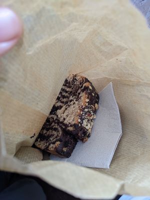 Pastís de xocolata i avellanes at Híbrid Cafè Restaurant in Esplugues De Llobregat