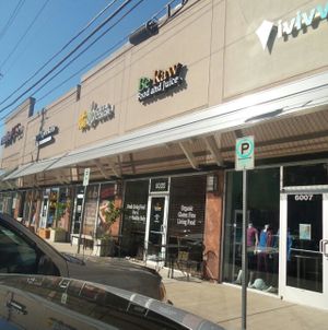 Front of Restaurant at Be Raw Food and Juice in Dallas