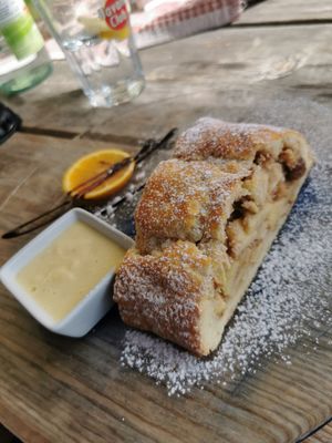 Strudel di mele at Baita Gamsblut Hütte in Selva Di Val Gardena