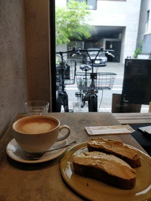 Latte and hummusbread (option to have the bread with a salad) at Sentido  in Kyoto