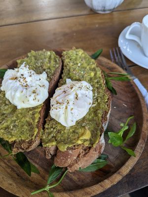 Avo bread (including poached egg, otherwise vegan) at Dreamsea Surf Camp Sri Lanka in Ahangama