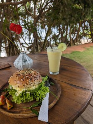 Breakfast bagel and pineapple kurkuma coconut smoothie at Dreamsea Surf Camp Sri Lanka in Ahangama