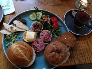 Vegan breakfast with selfmade toppings at erhardt - das neue Café in Hannover