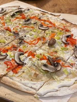 Veganer Flammkuchen  at erhardt - das neue Café in Hannover