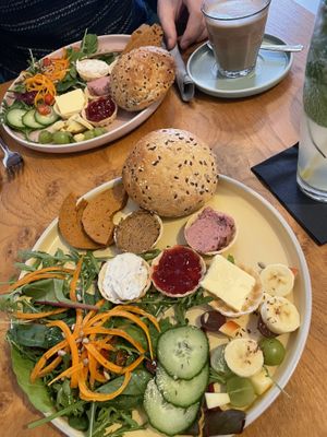 Veganes Frühstück. Ein zweites Brötchen war auf dem Weg zu uns.   at erhardt - das neue Café in Hannover