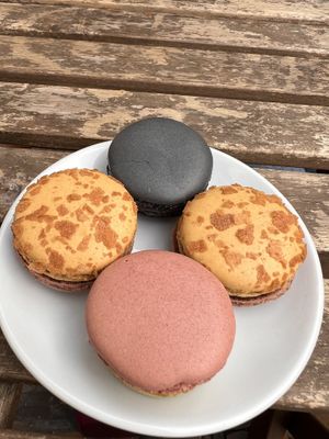 Zartbitter, Schokolade Minze, Brombeere  at La Parisienne Macaronnerie in Freiburg