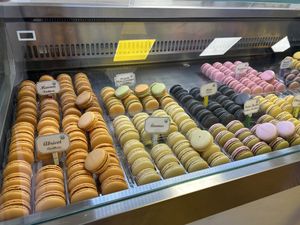 Vitrine 2 with the remaining macaron flavors  at La Parisienne Macaronnerie in Freiburg