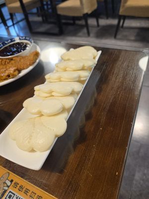 Bread with the vegan duck at Baiyi Vegetables Lanzhou Sulamian - 百易素食·素拉面（元大都店) in Beijing