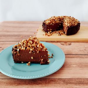 Sin azúcar refinada agregada y sin gluten (no apto celíacos). Base de puro chocolate y almendras, cremoso de chocolate y praline de frutas secas. at Nati's Pasteleria Artesanal  in Buenos Aires