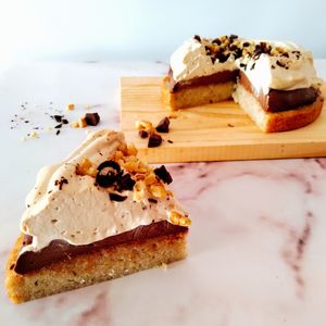 Banana Paradise. Sin gluten (no apto celíacos). Base húmeda de banana, crema de chocolate y crema moka, con lluvia de nuez y chocolate.  at Nati's Pasteleria Artesanal  in Buenos Aires