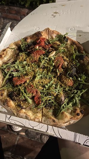 Pizza zum Mitnehmen  at Pizzeria Villa Zuccaro in Taormina