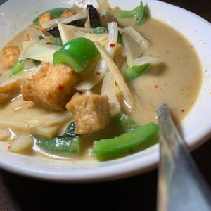 Green Curry (Geang Keaw Warn): Bell Peppers, Bamboo Shoots, Eggplant, Onions, Thai Basil Leaves in Green Coconut Curry, add Tofu at Bangkok Taste Cuisine in Grand Rapids