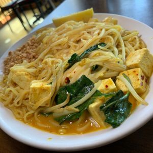 N4 Curry Pad Thai: Stir Fried Rice Noodles, Bean Sprouts, Green Onions in Yellow Curry w/ Crushed Peanuts & Lemon, add Steamed Tofu & Basil, order WITHOUT EGG for Vegan at Bangkok Taste Cuisine in Grand Rapids