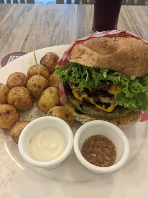 Mixta burger combo (37.000 COP) - 4/5 at Lenteja Express - Centro in Medellin