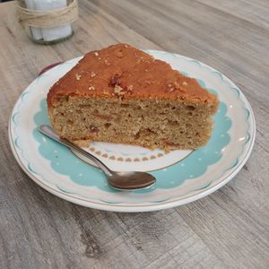 Torta de manzana y frutos secos (estaba algo seca) at Lenteja Express - Centro in Medellin