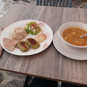 Menú del día (árabe más sopa de verduras) $18.000 COP at Lenteja Express - Centro in Medellin