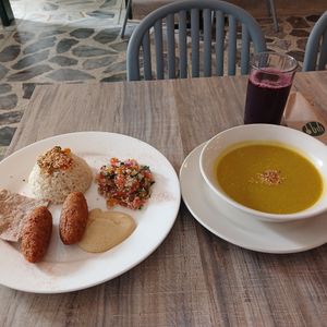 Menú del día (plato árabe más crema de auyama) at Lenteja Express - Centro in Medellin