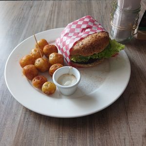 Hamburguesa sencilla en combo, 10/10 at Lenteja Express - Centro in Medellin