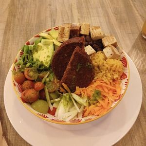 Bowl, 7/10, es una porción muy generosa pero deberían añadirle alguna vinagreta para que tenga más sabor at Lenteja Express - Centro in Medellin