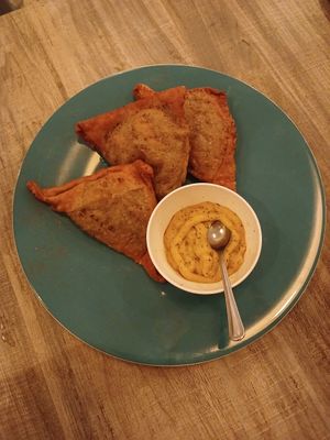 Samosas con salsa de maracuyá, 10/10
Pero la salsa está de más, le quita todo el protagonismo a la empanada at Lenteja Express - Centro in Medellin