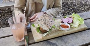 Flatbread met falafel & aardbei/roodfruit veldkeukenlimonade   at De Veldkeuken in Bunnik