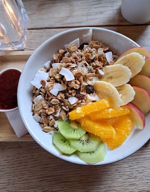 Vegan yoghurt with fruit & honey-free granola  at De Veldkeuken in Bunnik