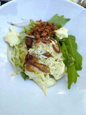 Vegan carbonara with chicory and smoked dates at De Veldkeuken in Bunnik