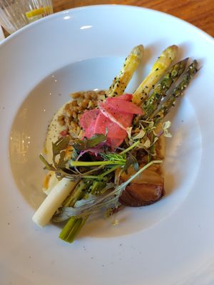 Asparagus with barley risotto at De Veldkeuken in Bunnik