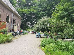 plenty of outdoor seating at De Veldkeuken in Bunnik