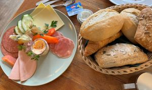 Wenn man vorher Bescheid gibt, dass man ein veganes Frühstück möchte, stellen sie einen kleinen Teller zusammen. Wirklich toll hier und sehr zu empfehlen!   at Café und Brasserie Hagemeister in Werder Havel