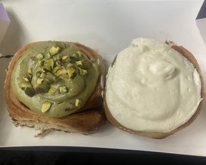 rol de pistacho y rol clásico de canela  at Have A Roll in Brussels