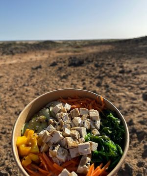 Selbst zusammengestellte Protein–Bowl, glutenfrei und vegan #Veganuary at Sumak Poke in Fuerteventura
