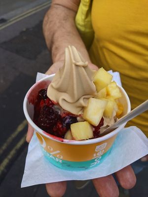 Beeren, Ananas und Mango auf Erdnusseis at Yolé in London